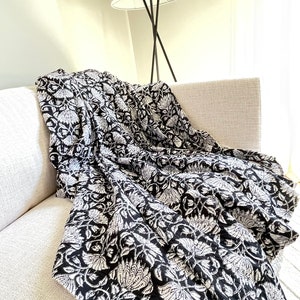 Handgefertigte Kantha Cotton Quilt Schwarz und Weiß Floral Block Print Decke Bettwäsche (Kissen- & Kissenbezug in allen Größen erhältlich)