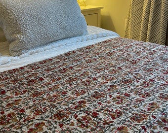 Handgefertigte Kantha Cotton Quilt Beige und Rot Floral Hand Block Print Decke Bettwäsche (Kissen- und Kissenbezug in allen Größen erhältlich)