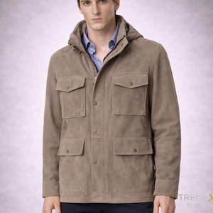 Peut inclure: Veste en daim marron clair avec capuche et plusieurs poches avant. La veste a une fermeture à boutons et à glissière et est portée sur une chemise bleue à col. La veste est de couleur neutre et convient à diverses occasions.