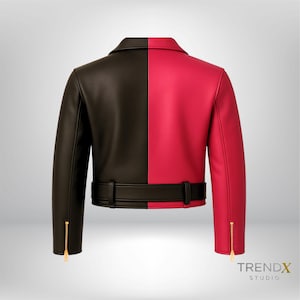 Op de afbeelding: Een tweekleurige zwarte en rode leren jas in klassieke bikerstijl. De jas heeft een reverskraag, een riem in de taille en goudkleurige ritsen op de mouwen. De achterkant van de jas is zichtbaar.