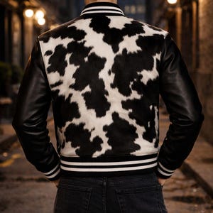 Black & White Cowhide Varsity Jacket – Hair-On Leather Bomber Black Sleeves – Unisex Rodeo Streetwear afbeelding 2
