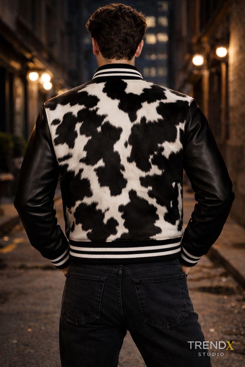 Black & White Cowhide Varsity Jacket – Hair-On Leather Bomber Black Sleeves – Unisex Rodeo Streetwear afbeelding 2