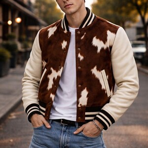 毛付き牛革バーシティジャケット：白い袖のウエスタンロデオボンバージャケット Brown Varsity