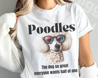 Könnte beinhalten: Weißes T-Shirt mit einem Grafikdruck eines Pudels mit Sonnenbrille. Über dem Hunde-Bild steht das Wort "Poodles", darunter der Text "The dog so great everyone wants half of one".