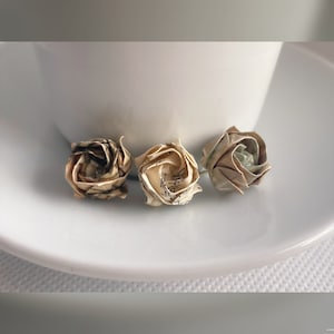 Pendientes de rosa de papel de origami - Libro reciclado inspirado en joyería hecha a mano Pendientes de rosa de papel ecológicos - Regalo único para amantes de los libros