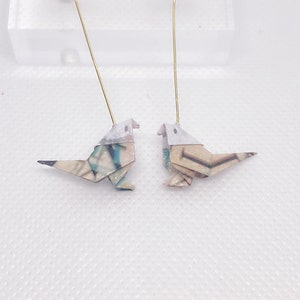 Orecchini pendenti con motivo orologio e uccello di carta, in stile vintage retrò. Regalo artigianale, idea regalo premurosa
