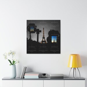 Puede incluir: Una impresión en lienzo que presenta una silueta de la Torre Eiffel al anochecer, con la torre iluminada. La imagen está enmarcada por las siluetas de equipos de fotografía. La impresión tiene una marca de agua.