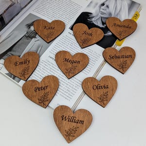 Grand lot de noms d'invités de mariage marque-place personnalisés cadre de table en bois floral étiquette d'invité découpée au laser coeurs personnalisés carte de siège rustique décor