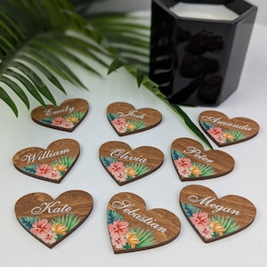 Satz tropische Hochzeitsgastnamen benutzerdefinierte Platzkarte Hibiskus-Palmen-Holz-Tischeinstellungs-Laser-Schnitt-Guest-Tag personifizierte Herzen-Sitzplatzkarte