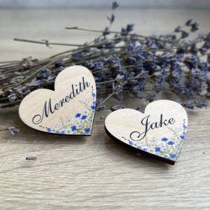 Set gepersonaliseerde bruiloft plaatskaart bloemen houten tafel setting lasergesneden gastennamen aangepaste harten rustiek zitkaart elegant decor
