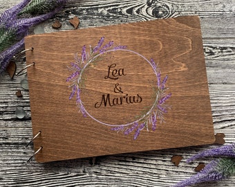 Könnte beinhalten: Ein Holzfotoalbum mit einem Design aus einem Lavendelkranz. Das Album ist mit den Namen "Lea & Marius" in einem Kreis personalisiert.