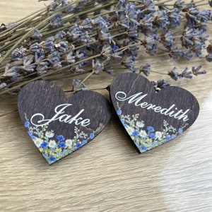 Conjunto de tarjetas de lugar personalizadas con nombres de invitados para boda, arreglos florales de madera para mesa, etiquetas de invitados cortadas con láser, corazones personalizados, decoración rústica para tarjetas de asiento
