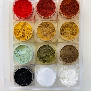 ICONOGRAPHY PIGMENT SET von 12 Stück, Anfänger Set von 5 Gramm historischen Trockenpigmenten in Erdtönen für die Eitemperamalerei auf Icon-Panels.