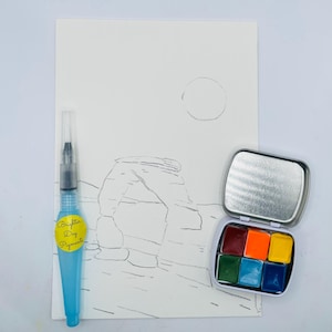 Pode incluir: Um esboço a lápis de um arco natural com um círculo acima, uma caneta de pincel de aquarela azul e uma lata de seis tintas de aquarela. A lata está aberta e as tintas estão dispostas em duas filas de três. As tintas são vermelha, laranja, amarela, verde, azul e roxa.