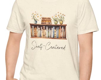 Hyllcentrerad T-shirt | Bokinspirerad T-shirt | Bokklubb | Bokälskare Bibliotekarie Gåva