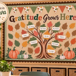 Könnte beinhalten: Eine Pinnwand mit dem Text Gratitude Grows Here, einem zentralen Baum mit Herbstblättern und Kürbissen. Rechteckige Etiketten an den Ästen enthalten Texte wie My family, My friends, My teacher, Books, My dog, Nature, Kindness, Good health und Fun days. Die Tafel hat einen braunen, gewellten Rand mit grünem Karomuster und eine Wimpelkette aus dreieckigen Flaggen.