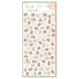 Puede incluir: Una hoja de pegatinas con una variedad de adorables osos de dibujos animados en diferentes poses. Los osos son de color marr&oacute;n y blanco, y algunos sostienen peque&ntilde;os objetos como corazones y pelotas. La hoja est&aacute; etiquetada como "Puchi Fuwa - Kuma -" en la parte superior.
