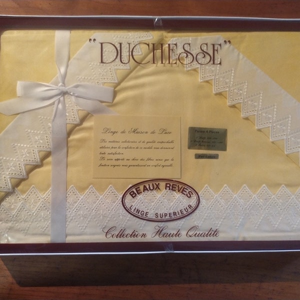 Ancienne parure de lit jaune clair et dentelle blanche de la marque Duchesse,  100% coton