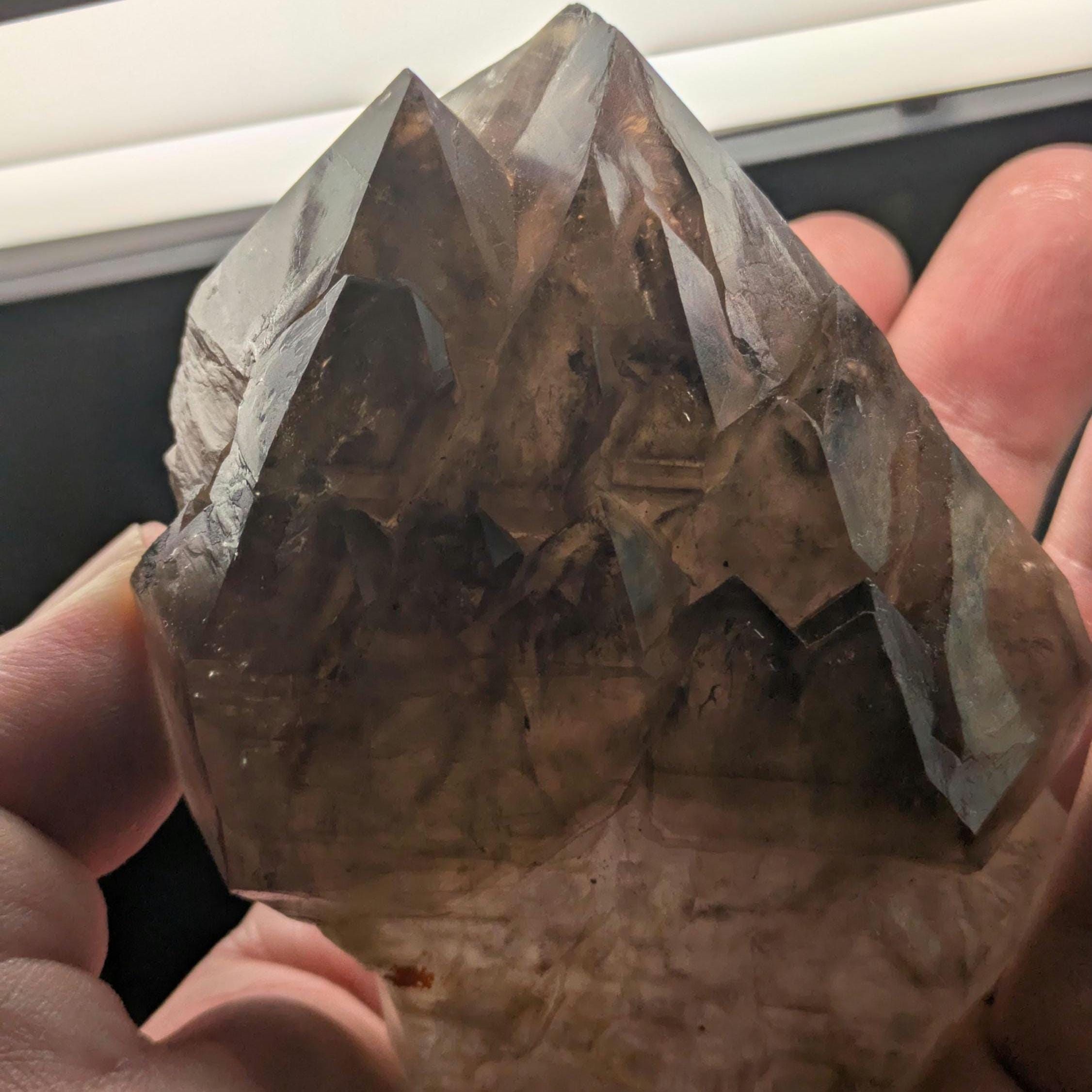 ナミビア、エロンゴ地方の大型エレスチャルスモーキークォーツ、中型