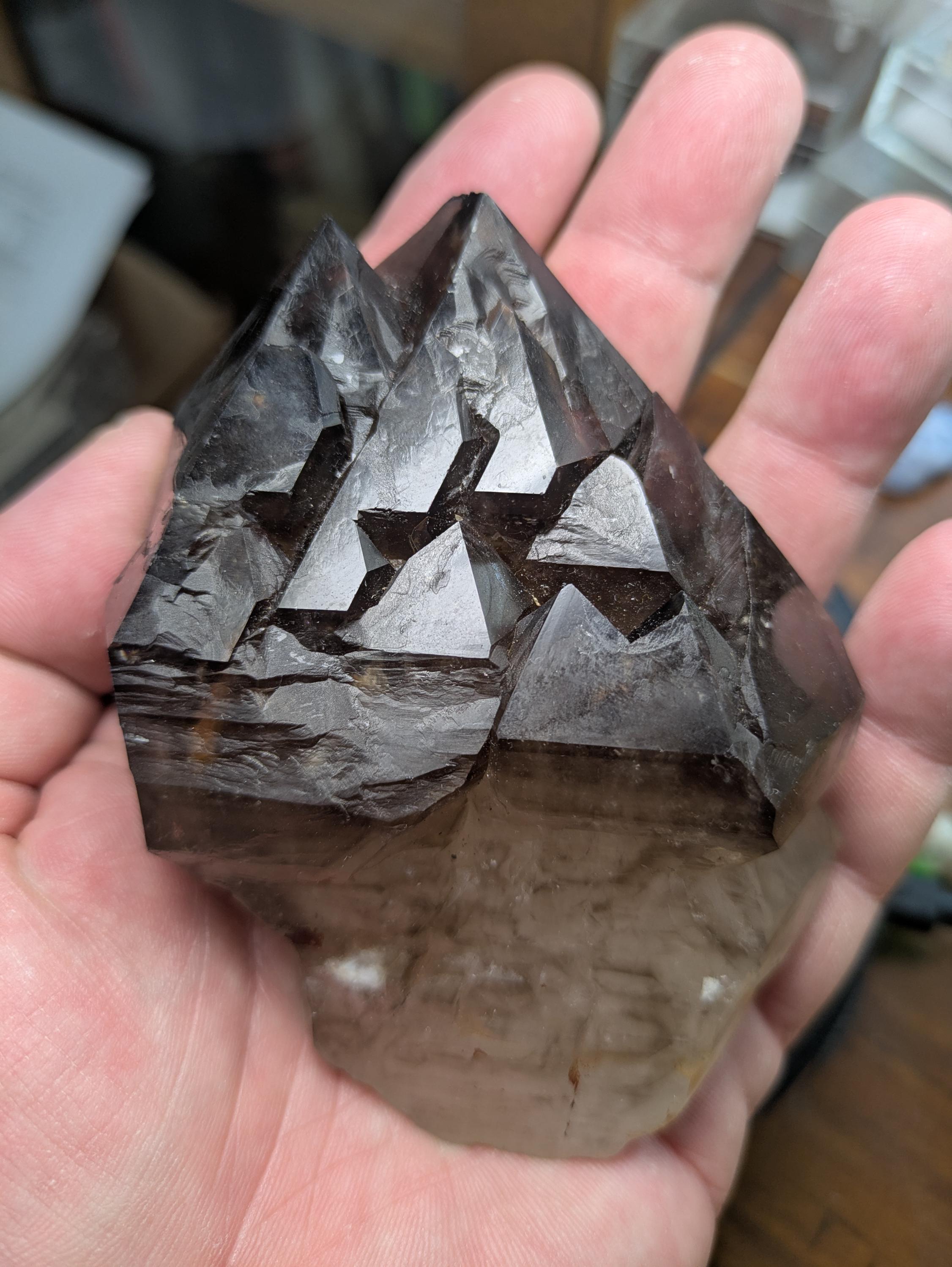 ナミビア エロンゴ産 スモーキーエレスチャル ナミビア、エロンゴ地方の大型エレスチャルスモーキークォーツ、中型