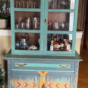 VERKAUFT.  Wunderschöner Mid Century Modern China Hutch