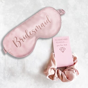 Blush roze bruidsmeisje satijnen scrunchies haarelastiekje, bruidsmeisje voorstel cadeau, bruiloft bedankje, oogmasker, diamanten pin, bruidsmeisje