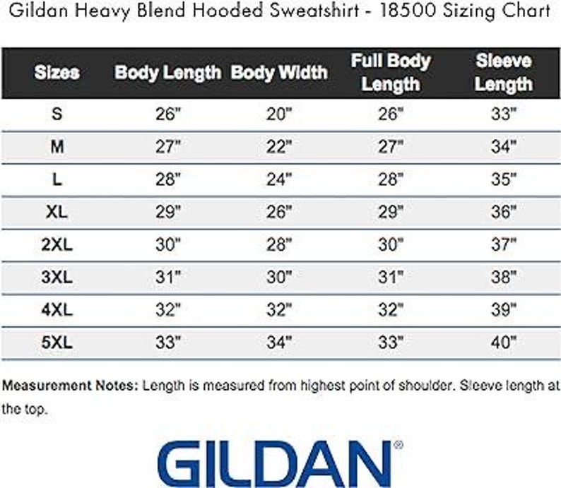 K&ouml;nnte beinhalten: Gr&ouml;&szlig;entabelle f&uuml;r Gildan Heavy Blend Kapuzenpullover, Modell 18500. Die Tabelle zeigt die Gr&ouml;&szlig;en S bis 5XL, mit Ma&szlig;en in Zoll f&uuml;r K&ouml;rperl&auml;nge, K&ouml;rperbreite, volle K&ouml;rperl&auml;nge und &Auml;rmell&auml;nge. Das Gildan-Logo befindet sich unten.