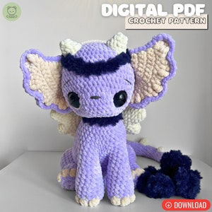 Könnte beinhalten: Häkelanleitung für einen lila und cremefarbenen Amigurumi-Drachen mit blauem Schwanz. Das Muster ist als digitales PDF zum Download verfügbar.