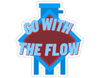 Può includere: Un adesivo blu e rosso con il testo "Go With The Flow" a forma di diamante. L'adesivo ha un design a tubo blu e bianco nella parte superiore.