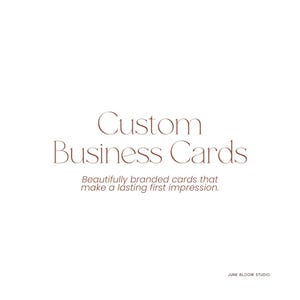 Può includere: Sfondo bianco con la scritta "Custom Business Cards" in marrone. Sotto, il testo recita "Beautifully branded cards that make a lasting first impression." Le parole "JUNE BLOOM STUDIO" sono in basso.