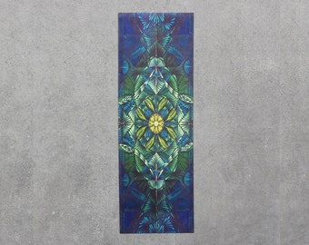 Könnte beinhalten: Eine Yogamatte mit einem blauen, grünen und gelben Mandala-Design. Das Mandala ist aufwendig und detailliert, mit einer zentralen Blütenform, die von geometrischen Mustern umgeben ist.