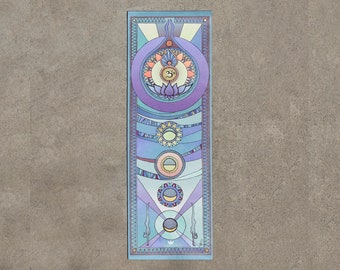 Pode incluir: Um tapete de ioga azul com um design de mandala colorido que apresenta uma flor de lótus, o sol, a lua e o número 3. O tapete tem uma borda geométrica.