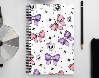 Süßes Goth Notizbuch, süßes Goth Journal, Goth Spiral Notizbuch, rosa Goth, niedlich Goth, Pastell Goth, Schädel und Bögen, Kawaii Goth, gruselig niedlich