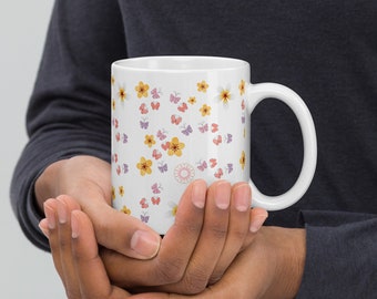 Schmetterlings-weiße Becher, Blumen-Design-Geschenkbecher, Mutter-Großmuttergeschenkschale, Kaffee-T-Stück weiße glänzende Becher