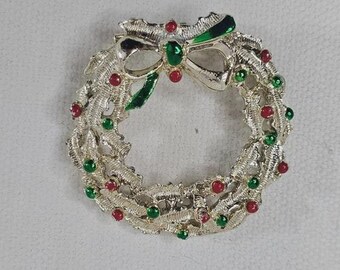 Gerry's Christmas Wreath Brooch Gold Tone Red Green Enameled Bow Leafty Pin