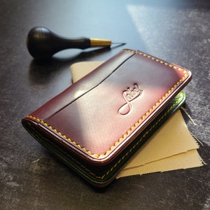 Carteira Bifold Minimalista de 4 Bolsos | Messina | Carteira de cartão EDC de luxo feita à mão | Exterior Borgonha, Interior Verde, Costura Amarela