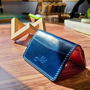 Cartera plegable cordobesa Shinki Shell de 4 bolsillos / Messina / Cartera de tarjeta EDC de lujo hecha a mano / Exterior azul, Interior rojo, costuras blancas