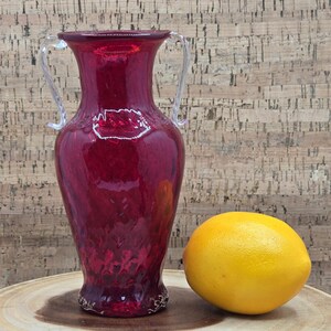 Vintage AVeM rode ballottonvaas avem met bladgrepen midden van de eeuw kunstglas UV-reactief
