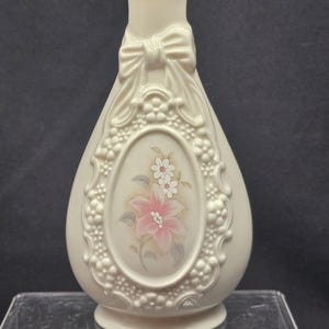 Jarrón camafeo vintage Royal Heritage: porcelana marfil, lirio rosa y detalles dorados