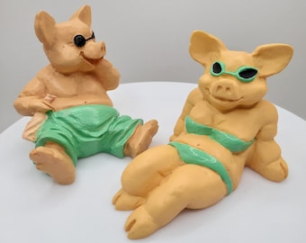 Figurine di maiali d'epoca - Coppia di maialini tedeschi che prendono il sole, da collezione per gli amanti dei maiali