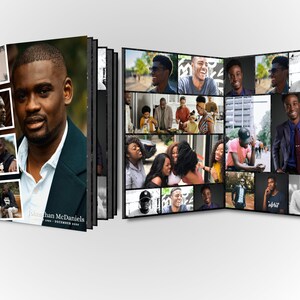 Puede incluir: Un álbum de fotos negro con un collage de fotos de un hombre. El álbum está abierto para revelar más fotos del hombre con amigos y familiares. La portada del álbum tiene el nombre "Jonathan McDaniels" y las fechas "1988 - diciembre de 2020".