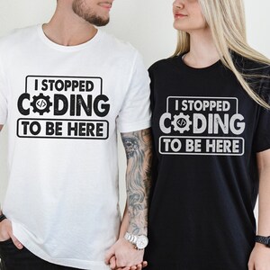 I Stopped Coding to be here Unisex T-Shirt Geschenk Männer Frauen Junge Mädchen Geek Computer Science Coder Software Engineer Entwickler Programmierer Shirt