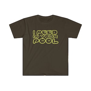 Puede incluir: Una camiseta marrón oscuro con el texto "I PEED IN YOUR POOL" en letras amarillas con contorno.