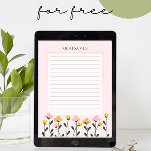Puede incluir: Una tableta digital rosa con un fondo blanco y el texto "MOM NOTES" en la parte superior. La pantalla muestra un bloc de notas con líneas y un borde floral en la parte inferior. El texto "www.Etsy.com/shop/TrackerMate" está en la parte inferior de la tableta.