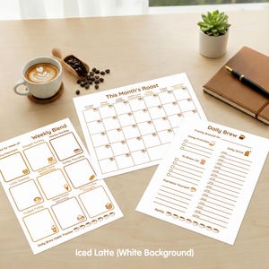 Puede incluir: Un conjunto de planificadores y rastreadores de café en papel blanco. El conjunto incluye un calendario, una hoja de preparación diaria y una hoja de mezcla semanal. También se ve una taza de café, granos de café y una planta pequeña.