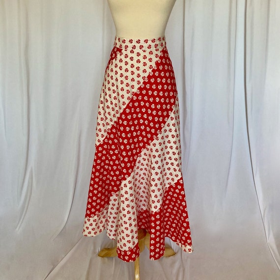 Vintage 1970s Red and White Floral / Clover Summe… - image 1