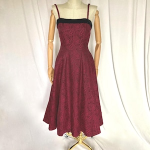 1950er Jahre Luis Estevez für Grenelle Magenta Paisley Brokat Abendkleid | Klein / Mittel