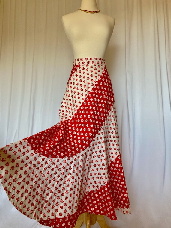 Vintage 1970s Red and White Floral / Clover Summe… - image 3