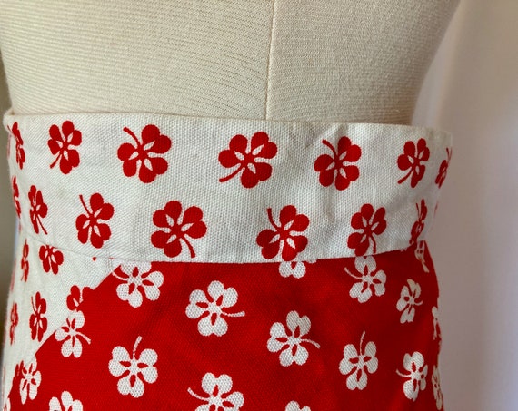 Vintage 1970s Red and White Floral / Clover Summe… - image 7