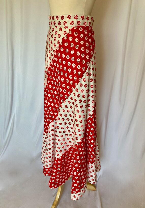 Vintage 1970s Red and White Floral / Clover Summe… - image 8